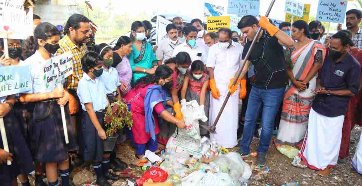 ഏരൂർ കണിയാമ്പുഴ തീരത്ത് പൂച്ചെടികൾ നട്ടുപിടിപ്പിക്കുന്നതിന് മുന്നോടിയായുള്ള ശുചീകരണ പ്രവർത്തനങ്ങൾക്ക് കെ.ബാബു എം.എൽ.യും ജില്ലാ കളക്ടർ ജാഫർ മാലിക്കും ചേർന്ന് നേതൃത്വം നൽകുന്നു.