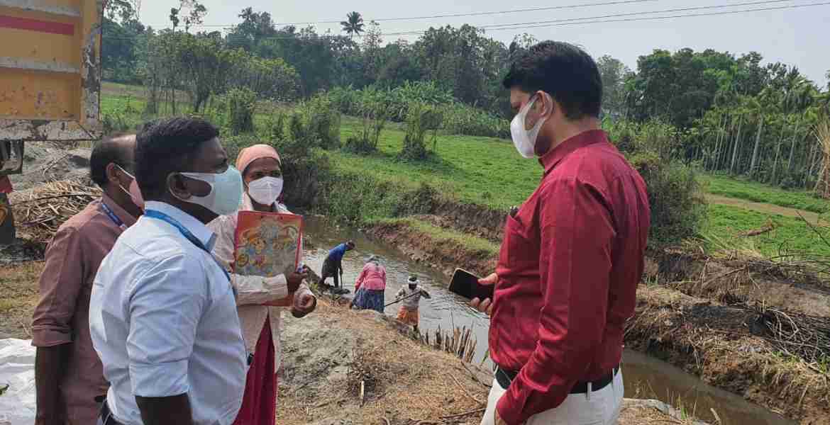 തൊഴിലുറപ്പ് പദ്ധതി പ്രദേശങ്ങൾ സന്ദർശിച്ച് ജില്ലാ കളക്ടർ