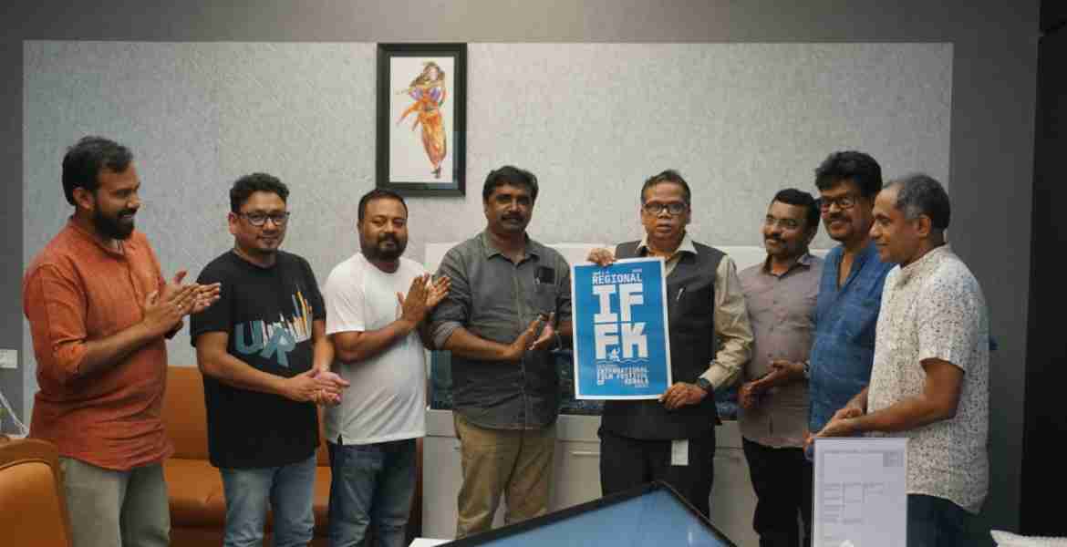 കൊച്ചി രാജ്യാന്തര ഫിലിം ഫെസ്റ്റിവെൽ തീം പോസ്റ്റർ കൊച്ചി മെട്രോ റെയിൽ ലിമിറ്റഡ് മാനേജിംഗ് ഡയറക്ടർ ലോക് നാഥ് ബഹ്റ പ്രകാശനം ചെയ്യുന്നു.