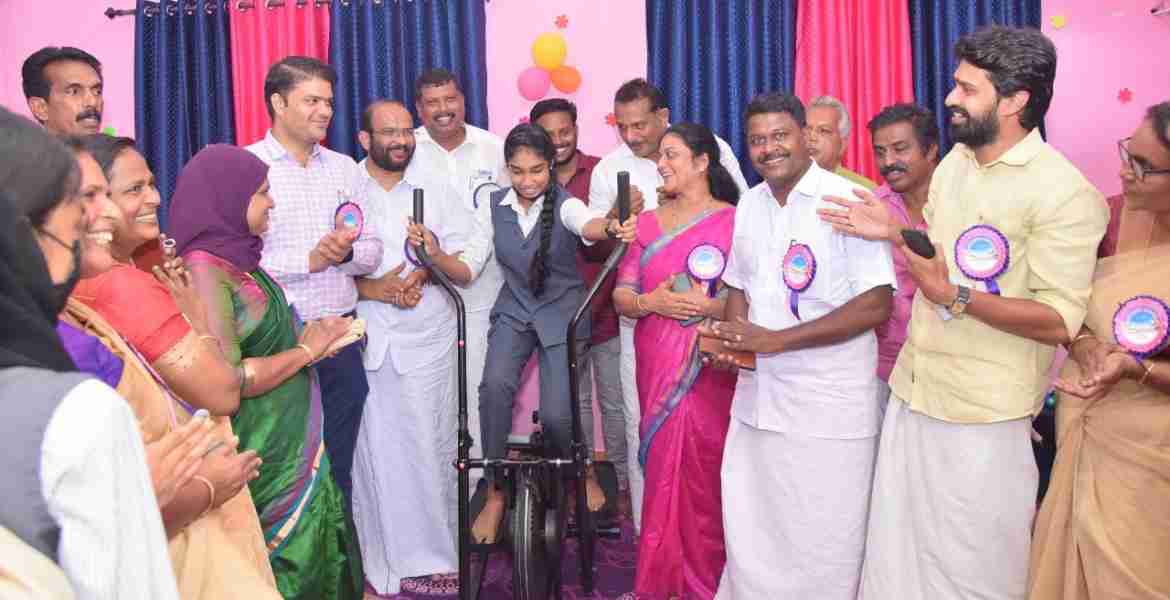 സൗത്ത് വാഴക്കുളം ഗവണ്‍മെന്റ് ഹയര്‍ സെക്കന്ററി സ്‌കൂളില്‍ പെണ്‍കുട്ടികള്‍ക്ക് വേണ്ടി ആരംഭിച്ച ഷി ജിം ഉദ്ഘാടന ചടങ്ങില്‍ ജില്ലാ പഞ്ചായത്ത് പ്രസിഡന്റ് ഉല്ലാസ് തോമസ്, ജില്ലാ കളക്ടര്‍ ജാഫര്‍ മാലിക് തുടങ്ങിയവര്‍.