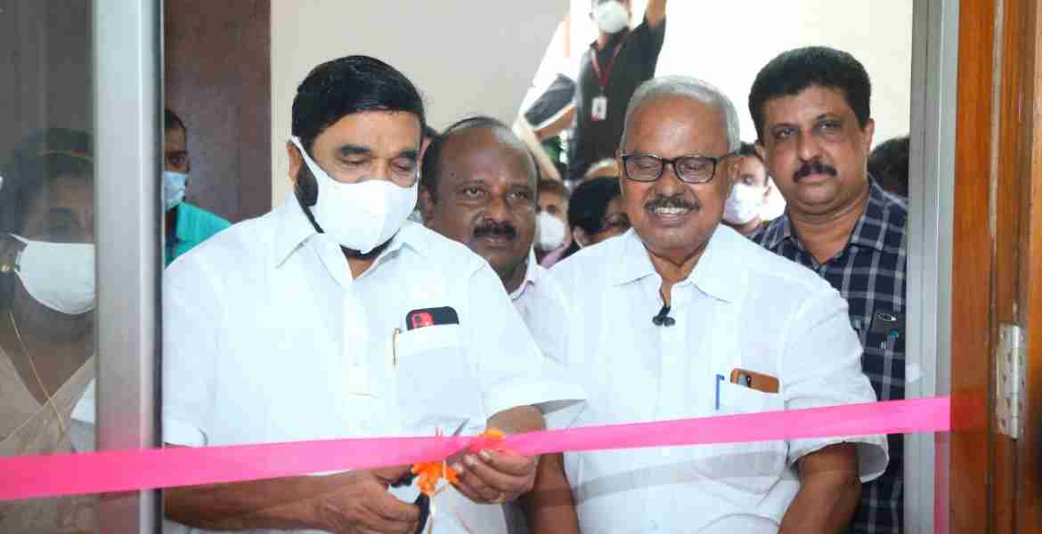 മറൈൻ ഡ്രൈവിൽ നടക്കുന്ന സഹകരണ എക്സ്പോയുടെ സ്വാഗതസംഘം ഓഫീസ് ഉദ്ഘാടനം സഹകരണ രജിസ്ട്രേഷൻ വകുപ്പ് മന്ത്രി വി എൻ വാസവൻ നിർവഹിക്കുന്നു. ടി.ജെ വിനോദ് എംഎൽഎ, കേരളബാങ്ക് അധ്യക്ഷൻ ഗോപി കോട്ടമുറിക്കൽ സമീപം
