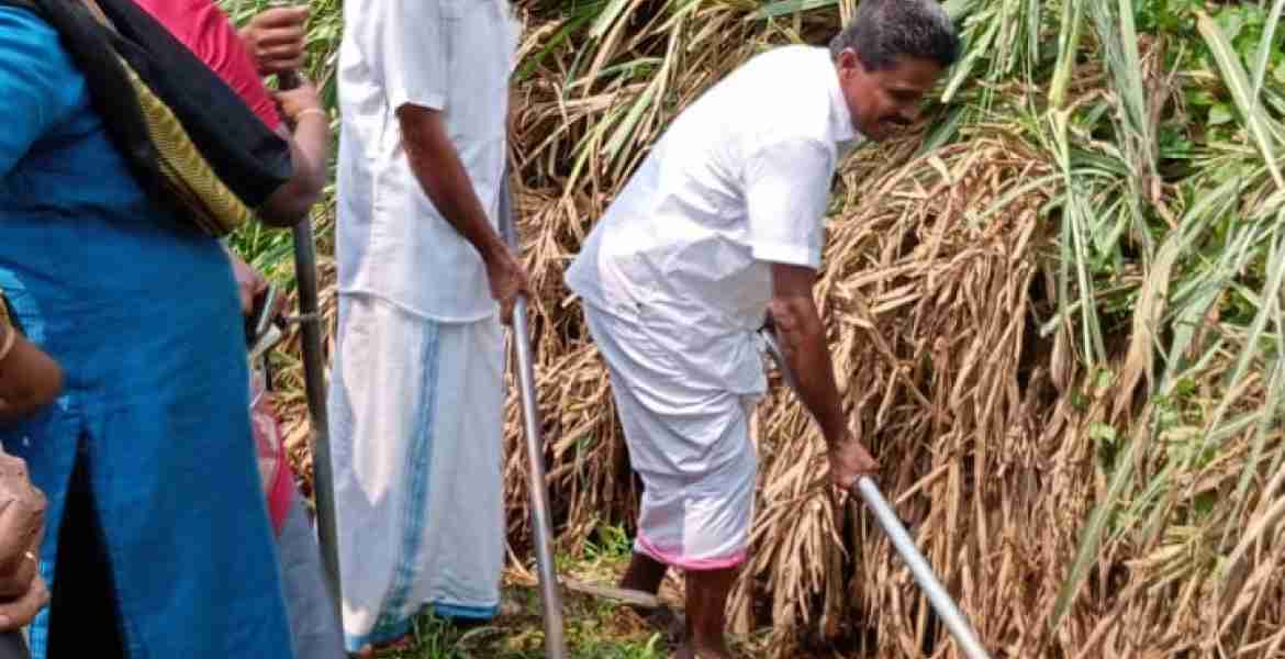 ഓപ്പറേഷൻ വാഹിനി യുടെ ഭാഗമായി ശ്രീമൂലനഗരം ഗ്രാമപഞ്ചായത്തിലെ കോണിപ്പാടം തോട് നവീകരണ പ്രവർത്തനം പഞ്ചായത്ത് പ്രസിഡന്റ് കെ.സി മാർട്ടിൻ ഉദ്ഘാടനം ചെയ്യുന്നു.