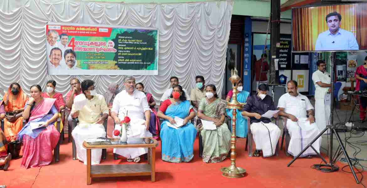 പെരുമ്പാവൂര്‍ നിയോജക മണ്ഡലത്തിലെ നാല് പ്രധാന റോഡുകളുടെ പുനരുദ്ധാരണ പ്രവര്‍ത്തികളുടെ ഉദ്ഘാടനം പൊതുമരാമത്ത് വകുപ്പ് മന്ത്രി പി.എ മുഹമ്മദ് റിയാസ് ഓണ്‍ലൈനായി നിര്‍വഹിക്കുന്നു