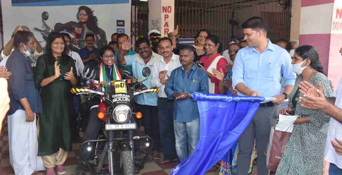 ആർ. ജെ അംബിക കൃഷ്ണയുടെ 'ഓൾ ഇന്ത്യ സോളോ റൗണ്ട് പര്യടനം' ജില്ലാ കലക്ടർ ജാഫർ മാലിക് ഫ്ലാഗ് ഓഫ് ചെയ്യുന്നു.