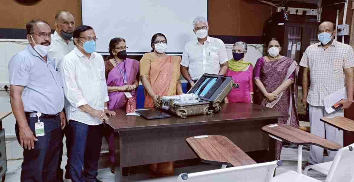 എറണാകുളം ജനറൽ ആശുപത്രിയിലേക്കുള്ള  ത്രി നേത്ര റെഡ് കാം നിയോ എന്ന ഉപകരണം  "ഹെർബൽ ഐസൊലേറ്റ്സ്" പ്രതിനിധികൾ ജില്ലാ മെഡിക്കൽ ഓഫീസർ(ആരോഗ്യം)ഡോ. വി.ജയശ്രീക്ക് കൈമാറുന്നു.