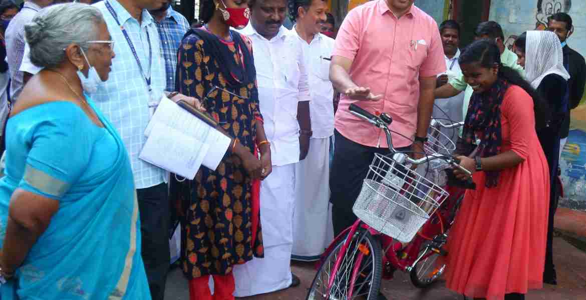 എറണാകുളം ഇന്ദിര പ്രിയദർശിനി ചിൽഡ്രൻസ് പാർക്കിൽ നടന്ന ചടങ്ങിൽ ജില്ലാ ശിശു സംരക്ഷണ സമിതിയുടെ നേതൃത്വത്തിൽ നിർധനരായ പെൺകുട്ടികൾക്കുള്ള സൈക്കിൾ വിതരണം ടി.ജെ വിനോദ് എം.എൽ.എയും ജില്ല കലക്ടർ ജാഫർ മാലിക്കും ചേർന്ന് നിർവഹിക്കുന്നു.