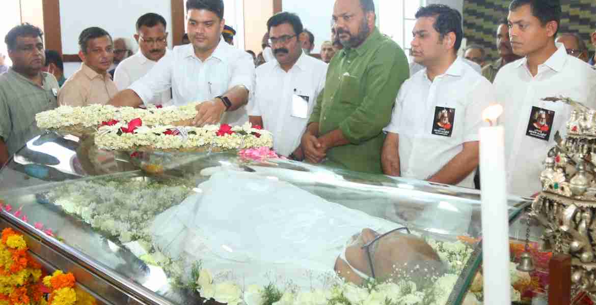 സംസ്ഥാന സർക്കാരിനു വേണ്ടി ജോൺ പോളിന്റെ മൃതദേഹത്തിൽ ജില്ലാ കളക്ടർ ജാഫർ മാലിക് പുഷ്പചക്രം അർപ്പിക്കുന്നു