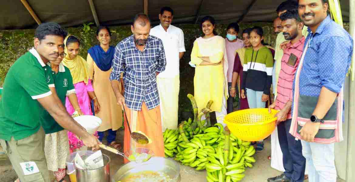 ആലങ്ങാട് ഗ്രാമ പഞ്ചായത്തിന്റെ ഓണ സമൃദ്ധി കർഷക ചന്തയിൽ ശർക്കര വരട്ടിയും ചിപ്സും തയ്യാറാക്കുന്നു
