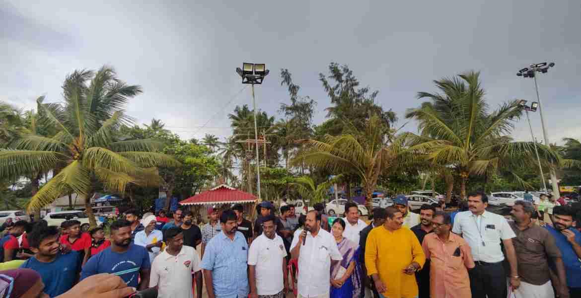 ആർപ്പോ 2022ന്റെ ഭാഗമായ വടംവലി മത്സരം കുഴുപ്പിള്ളി ബീച്ചിൽ കെ.എൻ ഉണ്ണികൃഷ്ണൻ ഉദ്ഘാടനം ചെയ്യുന്നു. ടി.ജെ ആന്റണി, അംബിക ഉണ്ണികൃഷ്ണൻ, കെ.എസ് നിബിൻ, ഷൈൻ ആന്റണി, കെ.എസ് ജിജോ, കെ.എസ് രാധാകൃഷ്ണൻ, ടി.ആർ വിനോയ്കുമാർ സമീപം.