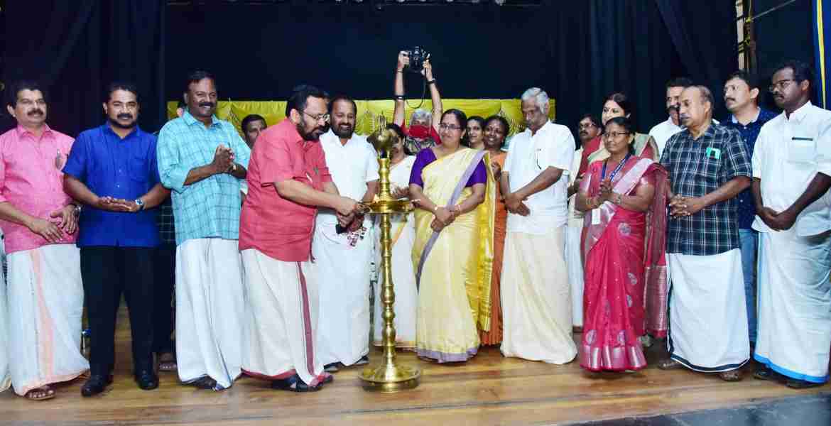 ജില്ലാതല അധ്യാപക ദിനാഘോഷം റീജിയണൽ തിയറ്ററിൽ മന്ത്രി കെ.രാജൻ ഉദ്ഘാടനം ചെയ്യുന്നു