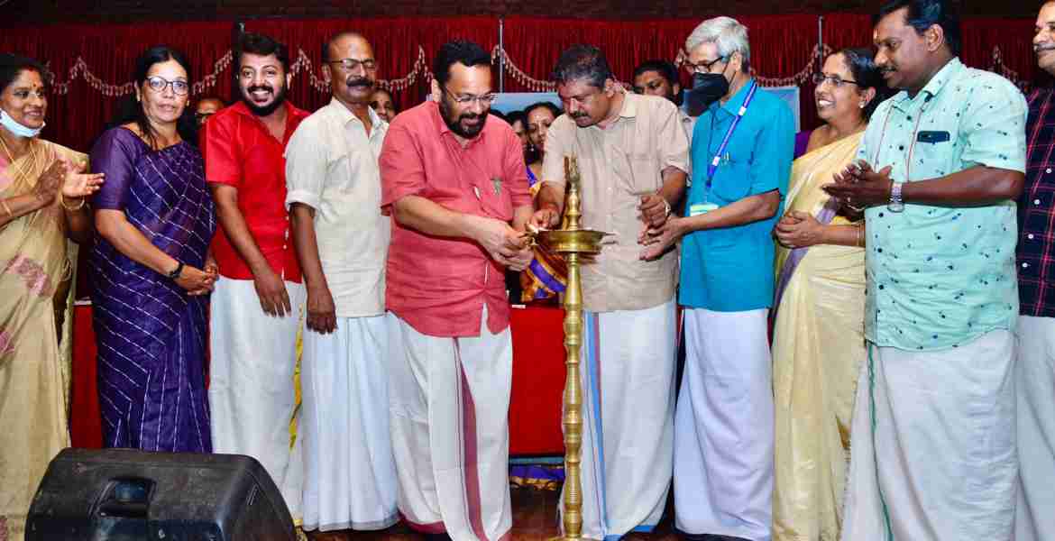 അന്തിക്കാട് ബ്ലോക്ക് പഞ്ചായത്തിൻ്റെ ആദരവ് പരിപാടി മന്ത്രി  കെ.രാജൻ ഉദ്ഘാടനം ചെയ്യുന്നു