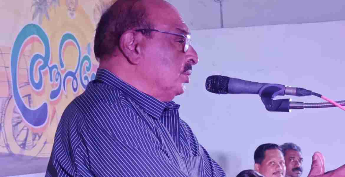 എടവനക്കാട് പുളിക്കനാട്ട് ഓഡിറ്റോറിയത്തിൽ ഗ്രാമോത്സവം ചലച്ചിത്ര താരം കെ.എം മജീദ് ഉദ്ഘാടനം ചെയ്യുന്നു. അഡ്വ. സുനിൽ ഹരീന്ദ്രൻ, അസീന അബ്ദുൽസലാം, ടി.ആർ വിനോയ് കുമാർ എന്നിവർ സമീപം.