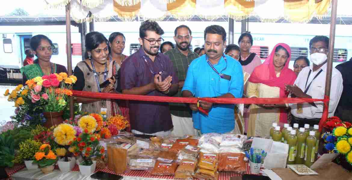 വൺ സ്റ്റേഷൻ വൺ പ്രോഡക്ട് പദ്ധതിയുടെ ഭാഗമായുള്ള ഉത്പന്ന വിപണന മേള  റെയിൽവേ സ്റ്റേഷനിൽ കുടുംബശ്രീ  ജില്ലാ മിഷൻ കോ ഓർഡിനേറ്റർ എസ് സി നിർമ്മൽ ഉദ്ഘാടനം ചെയ്യുന്നു