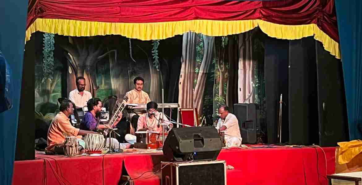 ചിത്രം: ലാവണ്യം 2022നോടനുബന്ധിച്ച് തിരുമാറാടി പഞ്ചായത്തിലെ മണ്ണത്തൂർ മീഡിയ ഗ്രൗണ്ടിൽ പ്രശസ്ത ഗസൽ ഗായകൻ അനിൽ ഏകലവ്യയുടെ നേതൃത്വത്തിൽ ഗസൽ രാത്ത് സംഘടിപ്പിച്ചപ്പോൾ
