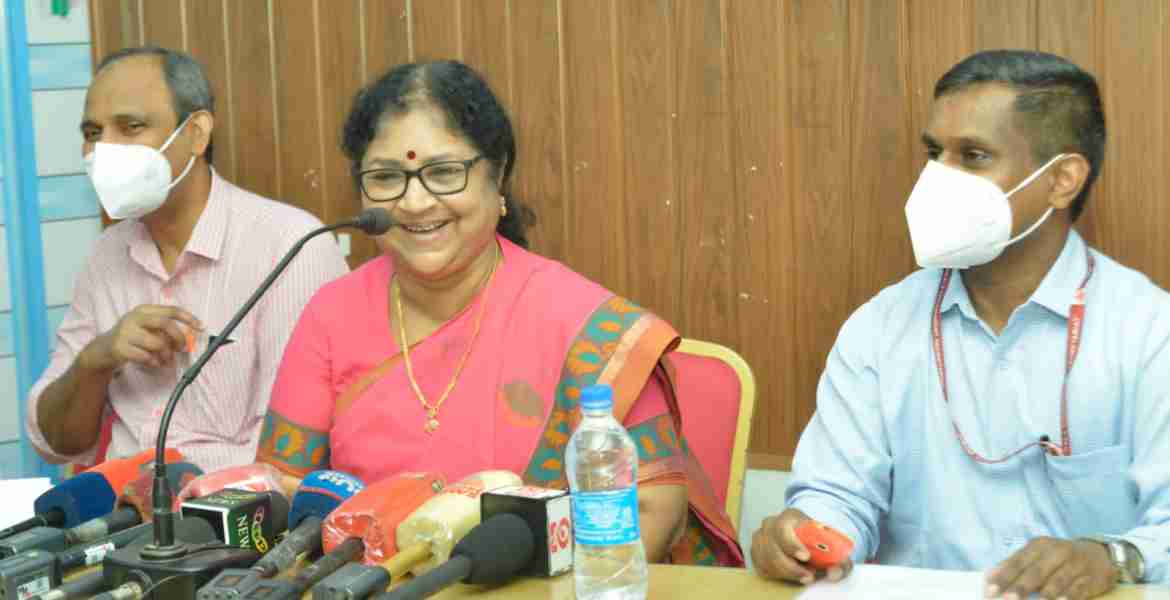 തൃശൂർ പ്രസ് ക്ലബ്ബിൽ എഞ്ചിനിയറിംഗ് കോഴ്സിലേക്കുള്ള റാങ്ക് ലിസ്റ്റ് ഫലം പ്രഖ്യാപിച്ച ശേഷം റാങ്ക് ജേതാക്കളെ ഫോണിൽ അഭിനന്ദിക്കുന്ന മന്ത്രി ആർ. ബിന്ദു