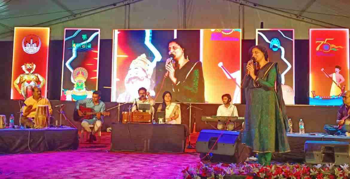 റാസാ ബീഗം അവതരിപ്പിച്ച ഗസൽ സന്ധ്യയിൽ ജില്ലാ കലക്ടർ ഹരിത വി.കുമാർ ഗാനം ആലപിക്കുന്നു