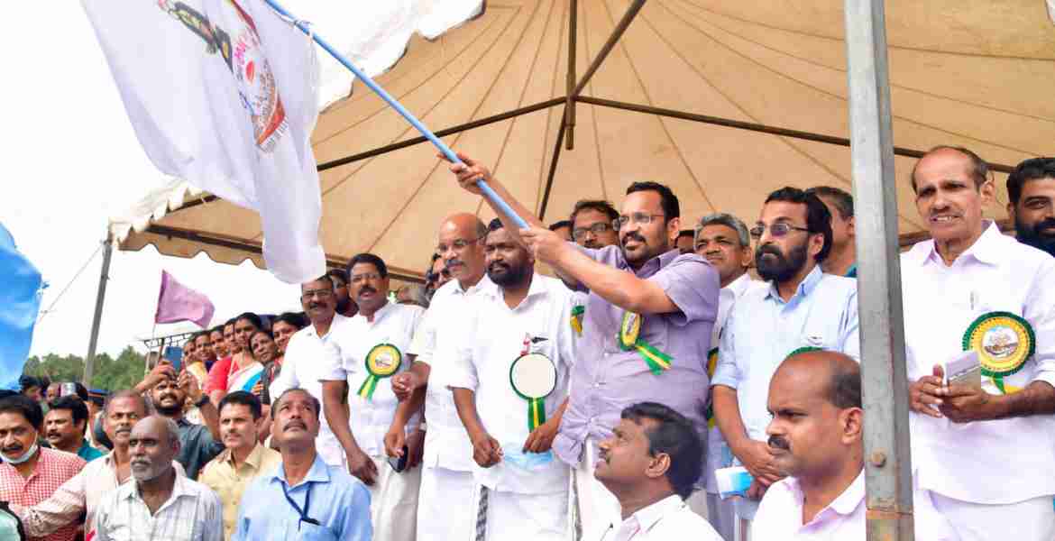കണ്ടശാംകടവ് ജലോത്സവം മന്ത്രി കെ. രാജൻ ഉദ്ഘാടനം ചെയ്യുന്നു