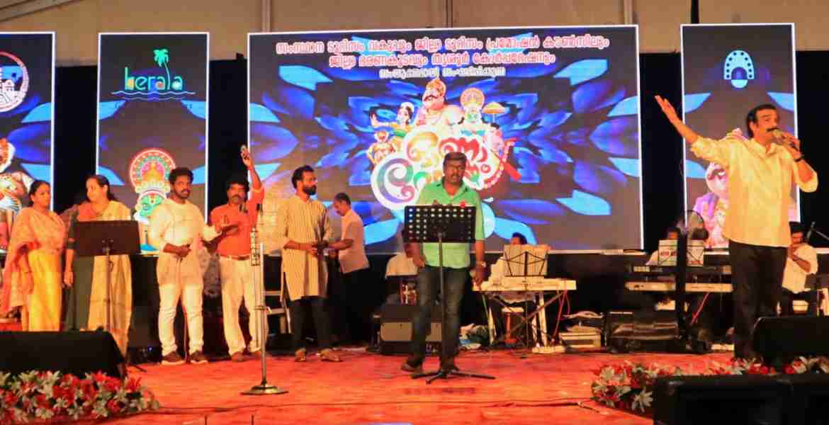 ഓണാഘോഷത്തോടനുബന്ധിച്ച് തേക്കിൻകാട് മൈതാനിയിൽ ജയരാജ് വാരിയരും സംഘവും അവതരിപ്പിച്ച മ്യൂസിക് നെറ്റിൽ നിന്ന്