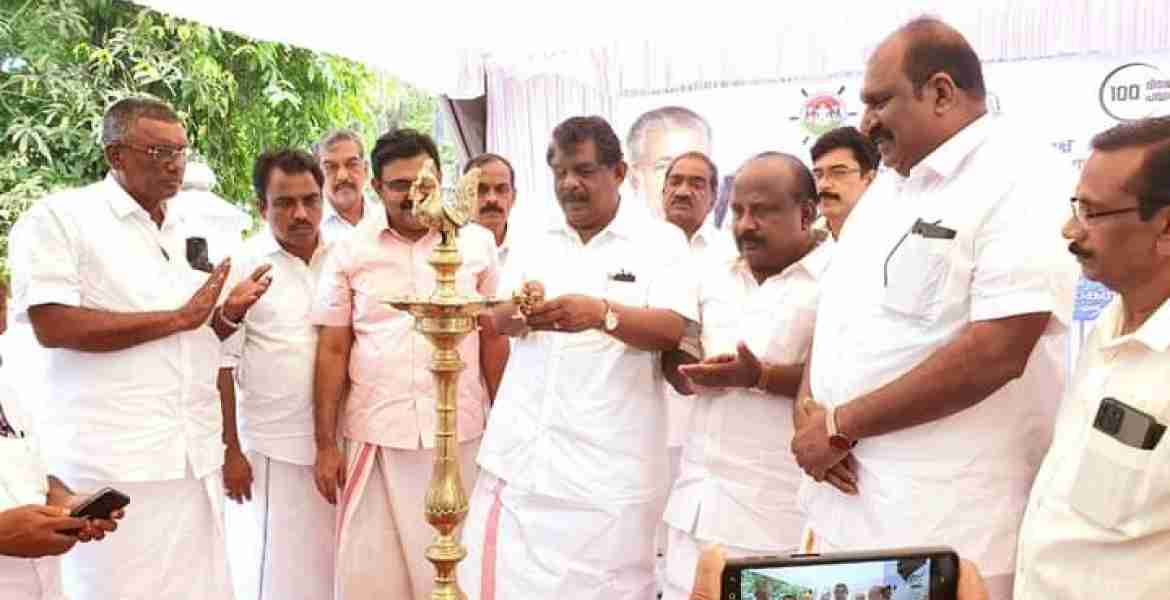 എറണാകുളത്ത് നിന്നും ഫോർട്ട്‌ കൊച്ചിയിലേക്കുള്ള ബോട്ടിന്റെ ഉദ്ഘാടനം ഗതാഗത വകുപ്പ് മന്ത്രി അഡ്വ. ആന്റണി രാജു നിർവഹിക്കുന്നു. കോർപറേഷൻ മേയർ അഡ്വ. എം അനിൽകുമാർ, എം. എൽ. എ മാരായ ടി. ജെ വിനോദ്, കെ. ജെ മാക്സി എന്നിവർ സമീപം