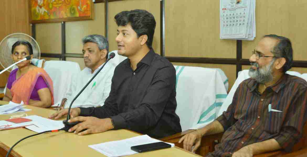 കലക്ടറേറ്റ് ആസൂത്രണ ഭവൻ ഹാളിൽ നടന്ന ആസൂത്രണ സമിതി യോഗത്തിൽ കലക്ടർ വി ആർ കൃഷ്ണതേജ സംസാരിക്കുന്നു