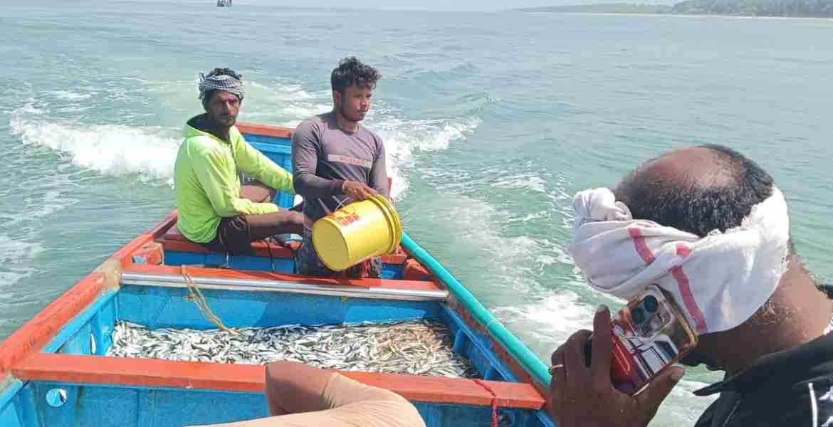 മുനയ്ക്കടവ്- ചേറ്റുവ അഴിമുഖത്തിന് അഞ്ച് നോട്ടിക്കൽ മൈൽ വടക്ക് പടിഞ്ഞാറ് ഭാഗത്ത് ചെറുമത്സ്യങ്ങൾ പിടിച്ച മത്സ്യബന്ധന വള്ളം ഫിഷറീസ് ഉദ്യോഗസ്ഥർ പിടിച്ചെടുത്ത്