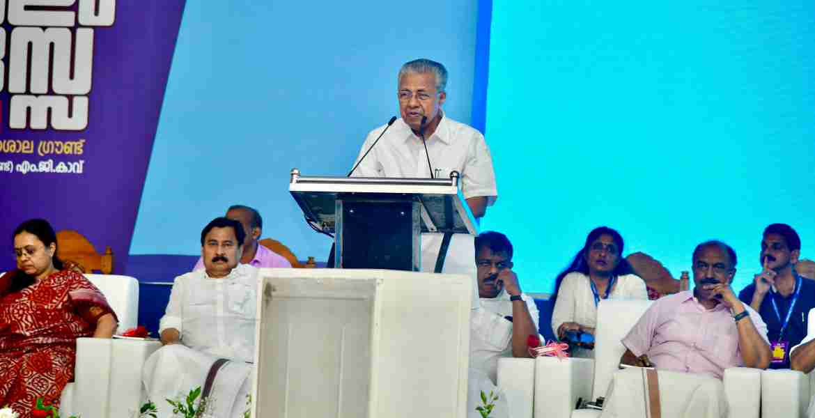 ലൈഫ് മിഷനിൽ പദ്ധതികൾ നടപ്പിലാക്കുന്നില്ലെന്ന പരാതി വിചിത്രം; നിർമ്മിച്ചത് നാല് ലക്ഷത്തോളം വീടുകൾ -മുഖ്യമന്ത്രി
