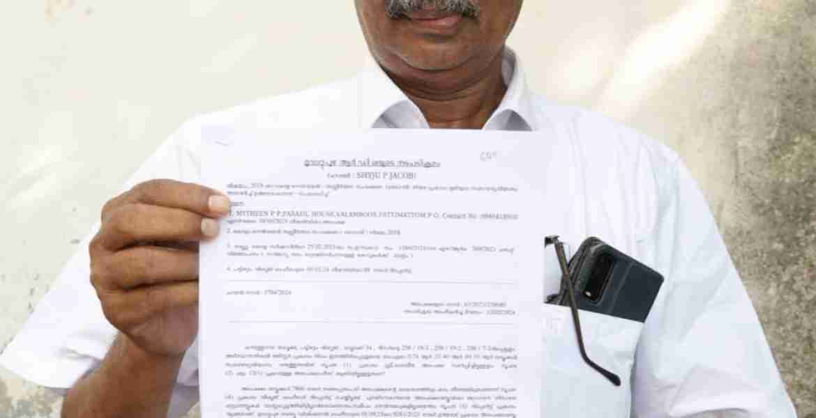 ഭൂമി തരം മാറ്റി ലഭിച്ച ഉത്തരവുമായി പാറയിൽ വീട്ടിൽ പി പി മൊയ്തീൻ