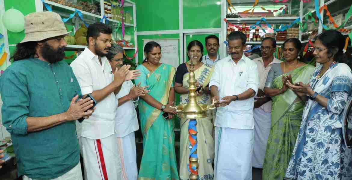 വെജിറ്റബിള്‍ കിയോസ്‌ക്ക് മന്ത്രി കെ. രാധാകൃഷ്ണന്‍ ഉദ്ഘാടനം ചെയ്തു
