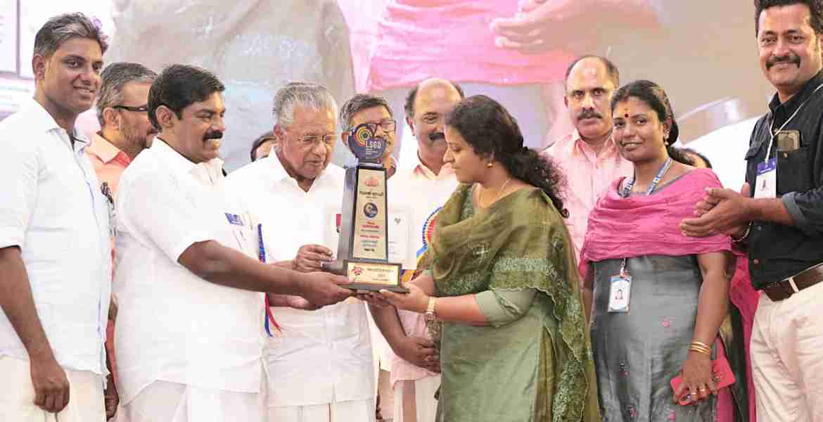 സ്വരാജ് ട്രോഫി പുരസ്‌കാരം ഏറ്റുവാങ്ങി  ഗുരുവായൂര്‍ നഗരസഭ
