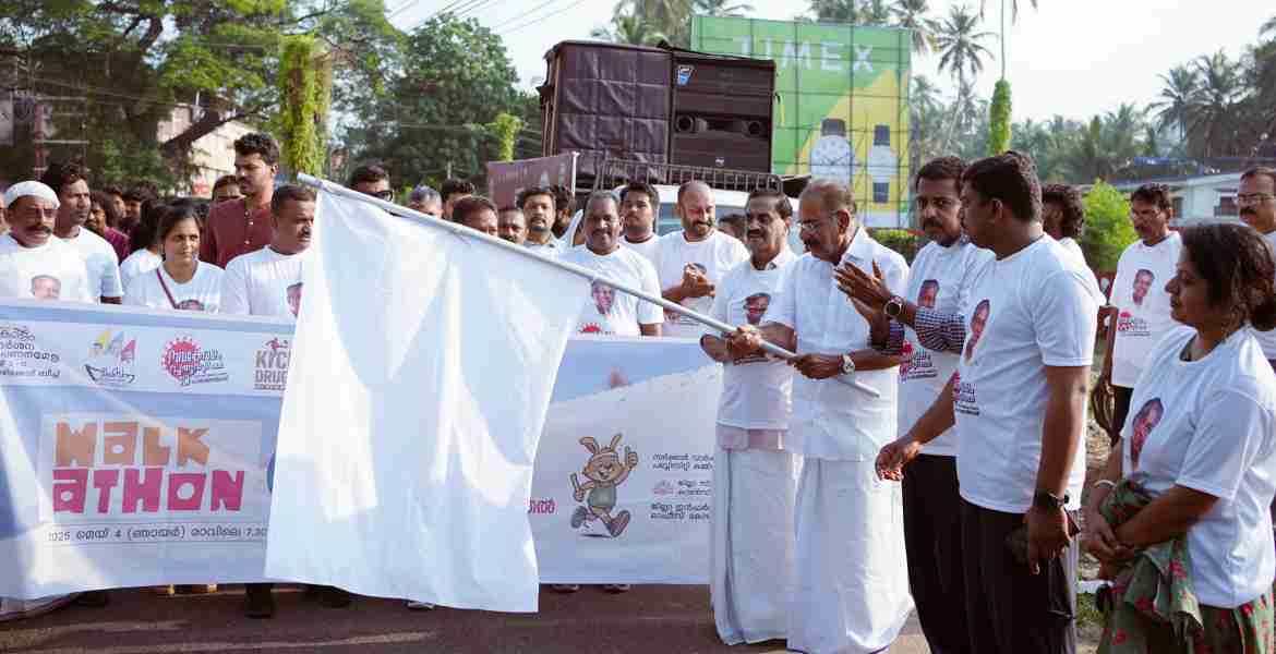 രണ്ടാം പിണറായി വിജയൻ സർക്കാറിന്റെ നാലാം വാർഷികം എന്റെ കേരളം പ്രദർശന വിപണമേള, കുടുംബശ്രീ ദേശീയ സരസ്സ് മേളയോടാനുബന്ധിച്ച് നടത്തിയ വാക്കത്തോൺ വനം വകുപ്പ് മന്ത്രി. എ കെ ശശീന്ദ്രൻ ഫ്ലാഗ് ഓഫ് ചെയ്യുന്നു