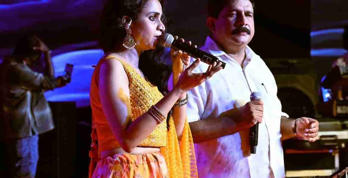എന്റെ കേരളം' പ്രദര്‍ശന-വിപണന മേളയുടെയും സരസ് മേളയുടെയും ഭാഗമായി കോഴിക്കോട് ബീച്ചിൽ നടന്ന മെലഡി നൈറ്റിൽ ചെങ്ങന്നൂർ ശ്രീകുമാറും മൃദുല വാര്യരും ഗാനം ആലപിക്കുന്നു