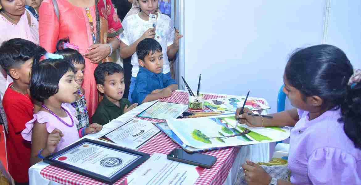 എൻ്റെ കേരളം പ്രദർശന വിപണന മേളയിലെ ക്രിയേറ്റീവ് കോർണറിൽ ഗിന്നസ് ജേതാവായ നിഹാരിക രാജ് ചിത്രം വരക്കുന്നു