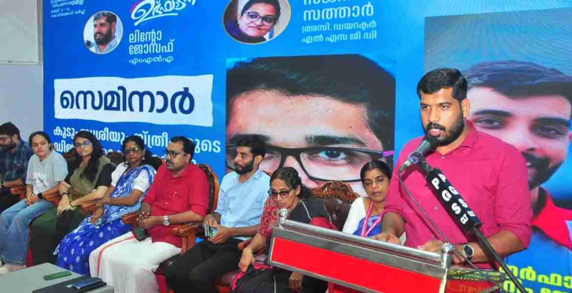 എന്റെ കേരളം പ്രദർശന വിപണന മേളയിൽ കുടുംബശ്രീയും സ്ത്രീകളുടെ ഡിജിറ്റൽ ശാക്തീകരണവും - സെമിനാർ  ലിന്റോ ജോസഫ് എംഎൽഎ ഉദ്ഘാടനം  ചെയ്യുന്നു