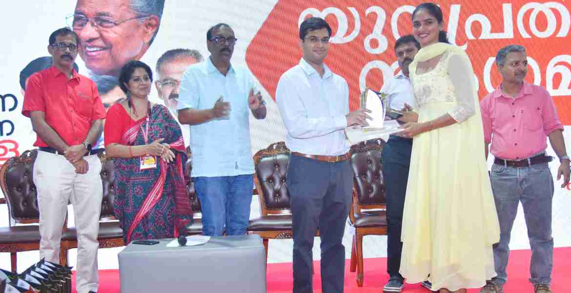 യുവപ്രതിഭാ സംഗമം കലക്ടർ സ്നേഹിൽ കുമാർ സിംഗ് ഉദ്ഘാടനം ചെയ്യുന്നു