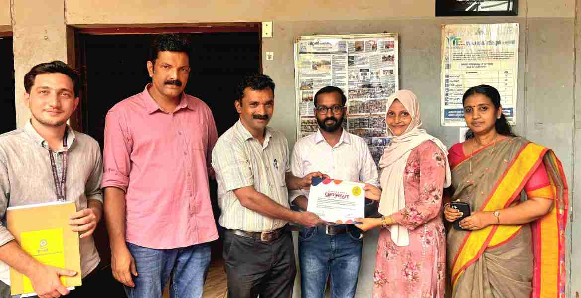 ഉന്നതി സ്കൂൾ കൗൺസിലിംഗ്  സർട്ടിഫിക്കറ്റ്  ഡയറ്റ് പ്രിൻസിപ്പൽ ഡോ.യു കെ  അബ്ദുന്നസർ വിതരണം ചെയ്യുന്നു.