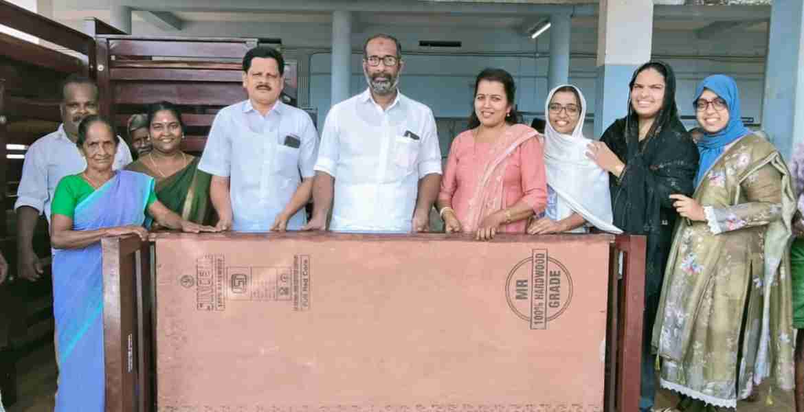 കൊടുവള്ളി നഗരസഭയിലെ പട്ടികജാതി വിഭാഗം വയോജനങ്ങൾക്കുള്ള കട്ടിൽ നഗരസഭാ ചെയർമാൻ വെള്ളറ അബ്ദു വിതരണം ചെയ്യുന്നു