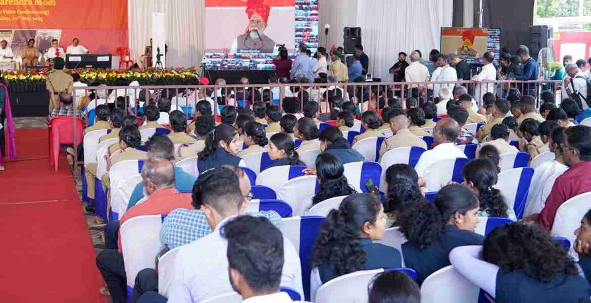 നവീകരിച്ച വടകര റെയിൽവേ സ്റ്റേഷൻ ഉദ്ഘാടന ചടങ്ങിൽ കേന്ദ്ര ന്യൂനപക്ഷ ഫിഷറീസ്  വകുപ്പ് മന്ത്രി ജോർജ് കൂര്യൻ സംസാരിക്കുന്നു