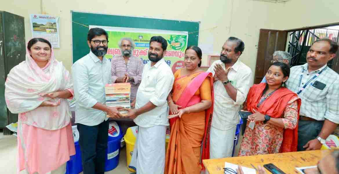 മുക്കം നഗരസഭയിലെ വിദ്യാലയങ്ങൾക്കുള്ള ലൈബ്രറി പുസ്തകങ്ങളുടെ വിതരണ ഉദ്ഘാടനം നഗരസഭാ ചെയർമാൻ പി.ടി. ബാബു നിർവ്വഹിക്കുന്നു