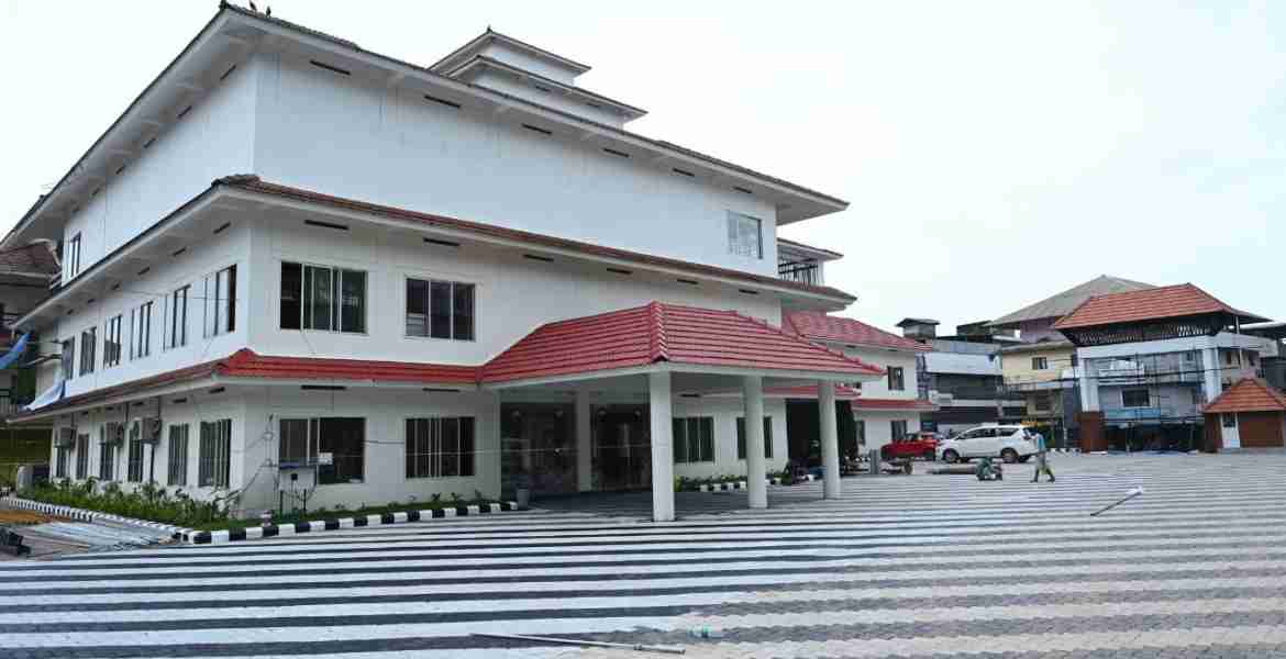 ഉദ്ഘാടനസജ്ജമായ വടകര നഗരസഭ ഓഫീസ് കം ഷോപ്പിങ് കോംപ്ലക്‌സ്