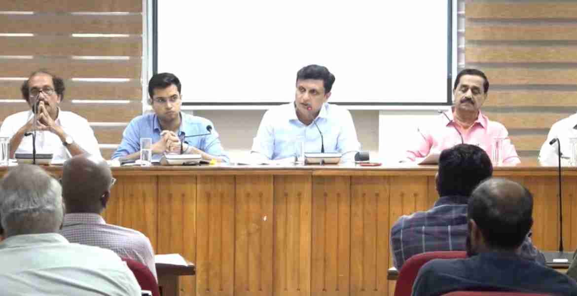 കലക്ടറേറ്റ് കോൺഫറൻസ് ഹാളിൽ നടന്ന ജില്ലാ വികസന സമിതി യോഗത്തിൽ മന്ത്രി പി എ മുഹമ്മദ് റിയാസ് സംസാരിക്കുന്നു