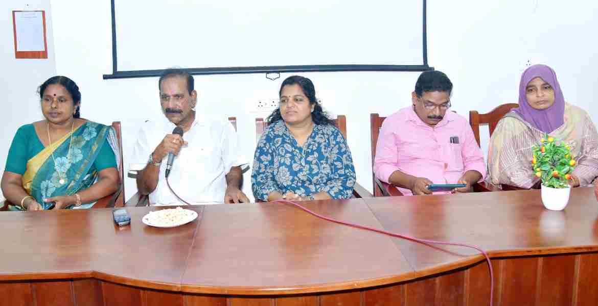 കക്കോടി കുടുംബാരോഗ്യ കേന്ദ്രം സന്ദര്‍ശിച്ച മന്ത്രി എ കെ ശശീന്ദ്രന്റെ അധ്യക്ഷതയില്‍ ചേര്‍ന്ന അവലോകന യോഗം