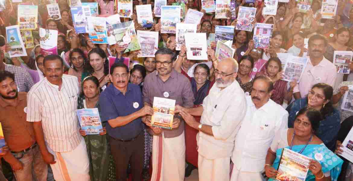 കുടുംബശ്രീ സി.ഡി.എസുകൾ തയ്യാറാക്കിയ പ്രോഗ്രസ് റിപ്പോർട്ടുകളുടെ പ്രകാശനം മന്ത്രി എം.ബി രാജേഷ് നിർവഹിക്കുന്നു
