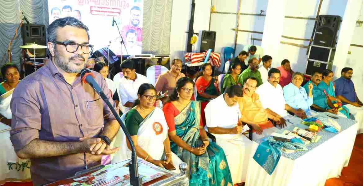 നവീകരിച്ച ഏനാദിമംഗലം  ഗ്രാമപഞ്ചായത്ത് ഓഫീസ് കെട്ടിടം മന്ത്രി എം. ബി. രാജേഷ് ഉദ്ഘാടനം ചെയ്യുന്നു