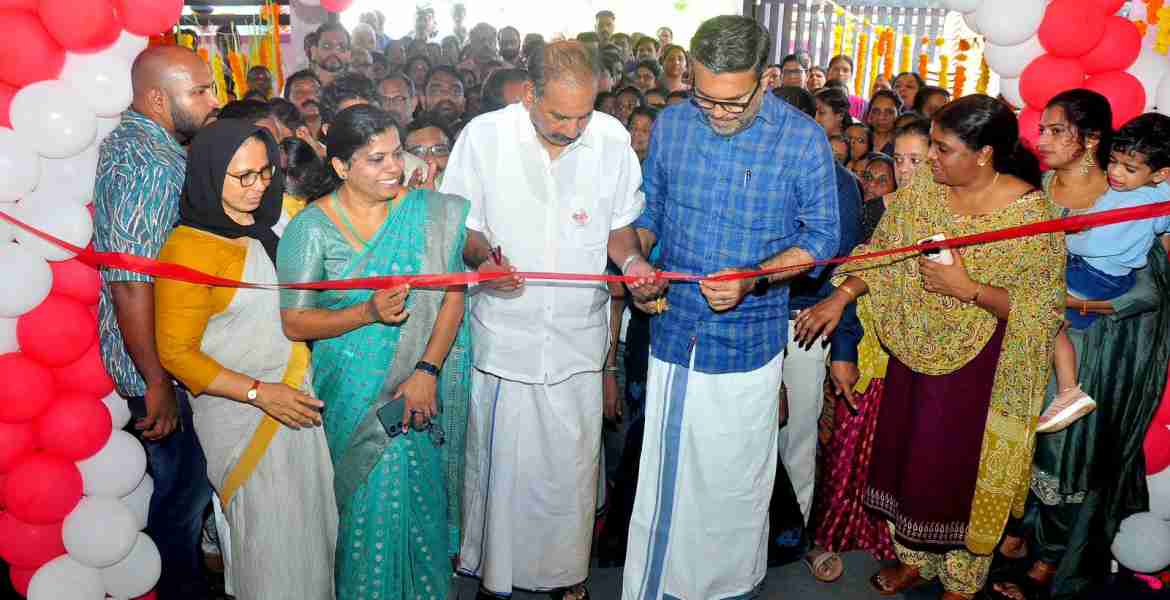 തലക്കുളത്തൂര്‍  പഞ്ചായത്തിലെ പറപ്പാറയിൽ നിർമ്മിച്ച മെറ്റീരിയൽ കളക്ഷൻ ഫെസിലിറ്റി സെന്ററിൻ്റെ ഉദ്ഘാടനവും, ''മനസ്സോടിത്തിരി മണ്ണ്'' ഭൂമി അനുവദിച്ച വി രാധ ടീച്ചറെ ആദരിക്കലും മന്ത്രി എം ബി രാജേഷ് നിർവഹിക്കുന്നു