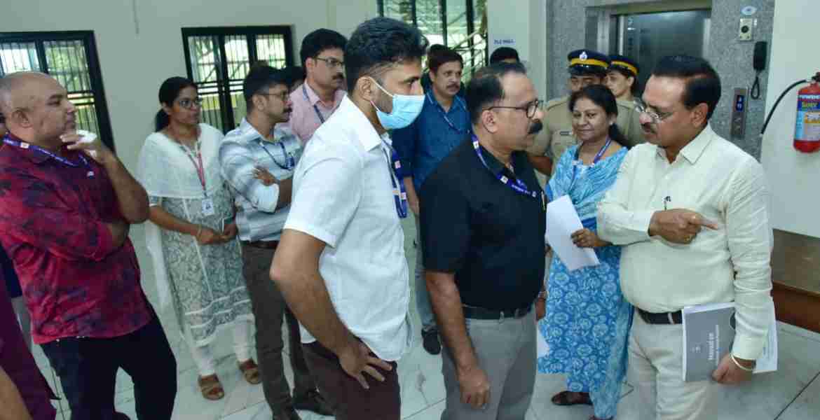 നിയമസഭാ തിരഞ്ഞെടുപ്പ് : വോട്ടിങ് മെഷീനുകളുടെ ഒന്നാംഘട്ട പരിശോധന വിലയിരുത്തി കേന്ദ്ര തിരഞ്ഞെടുപ്പ് കമ്മീഷൻ നിരീക്ഷകൻ    2026 ലെ നിയമസഭാ തിരഞ്ഞെടുപ്പിനുള്ള ഇലക്ട്രോണിക്ക് വോട്ടിങ്ങ് മെഷീനു(ഇ.വി.എം) കളുടെയും, വിവിപാറ്റുകളുടെയും ഒന്നാം ഘട്ട പരിശോധന കേന്ദ്ര തിരഞ്ഞെടുപ്പ് കമ്മീഷൻ നിരീക്ഷകനായ  സുരേഷ് ചന്ദ്ര വിലയിരുത്തി.  കണ്ണൂര്‍ താലൂക്ക് ഓഫീസ് കോമ്പൗണ്ടില്‍ സ്ഥിതിചെയ്യുന്ന ഇ.വി.എം വെയർ ഹൗസിൽ എത്തി മെഷീനുകളുടെ വൃത്തിയാക്കൽ മുതൽ ഓരോ ഘട്ടങ്ങളും പരിശോധിച്ച് വിലയിരുത്തി. തുടർന്ന് രാഷ്ട്രീയപാർട്ടികളുടെ പ്രതിനിധികളെയും