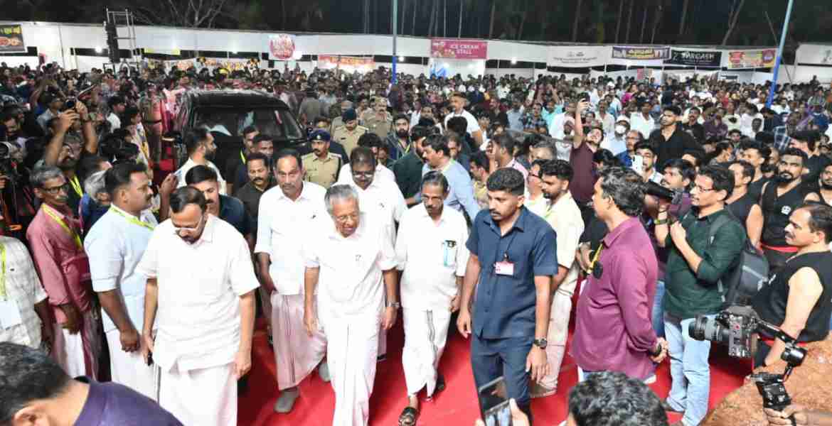പൊന്ന്യത്തങ്കത്തട്ടിൽ കളരിയാവേശം  തീപ്പൊരി ചിതറി; കാഴ്ചക്കാരനായി  മുഖ്യമന്ത്രി 