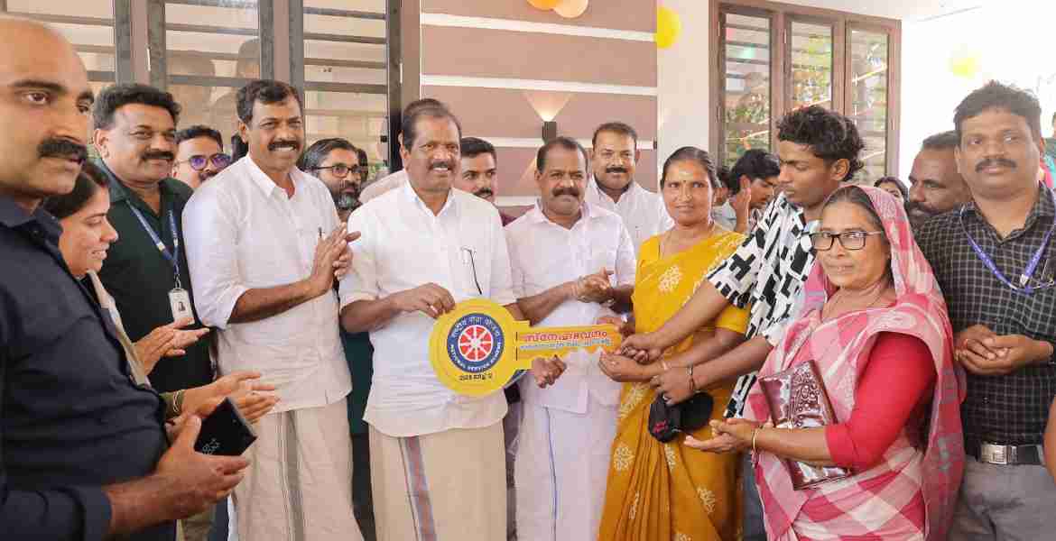 ഹയർ സെക്കൻ്ററി നാഷണൽ സർവീസ് സ്കീം നിർമ്മിച്ച് നൽകിയ സ്നേഹഭവനത്തിൻ്റെ താക്കോൽ അനഘനും അമ്മ ബിന്ദുവിനും മന്ത്രി ഒ ആർ കേളു കൈമാറുന്നു