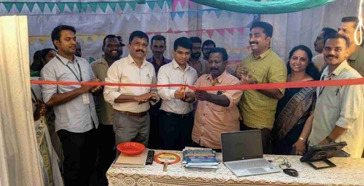 വള്ളിയൂർക്കാവ് മഹോത്സവത്തിന്റെ ഭാഗമായുള്ള ഫെയറിൽ സർവേ വകുപ്പിന്റെ സ്റ്റാൾ സബ്‌ കളക്ടർ അതുൽ സാഗർ ഉദ്ഘാടനം ചെയ്യുന്നു