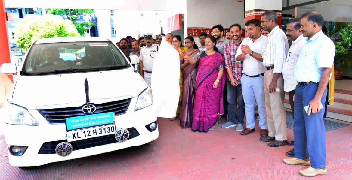 പോസ്റ്റല്‍ ബാലറ്റ് പ്രക്രിയയുടെ ഭാഗമായി വയനാട്, കാസര്‍ഗോഡ്, കോഴിക്കോട് ജില്ലകളിലേക്കുള്ള ഫോം 12ഡി വിതരണം ജില്ലാ കളക്ടര്‍ ഡി ആര്‍ മേഘശ്രീ ഫ്‌ളാഗ് ഓഫ് ചെയ്യുന്നു