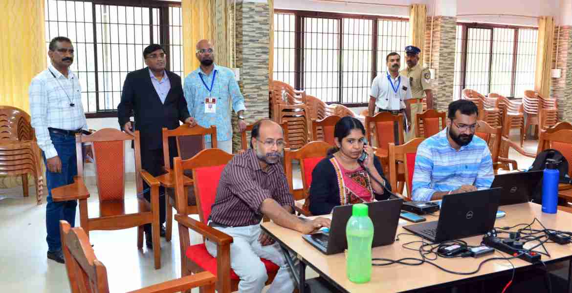 കളക്ടറേറ്റ് ആസൂത്രണ ഭവന്‍ എ.പി.ജെ ഹാളില്‍ പ്രവര്‍ത്തിക്കുന്ന ജില്ലാതല കണ്‍ട്രോള്‍ റൂം തെരഞ്ഞെടുപ്പ് പൊതു നിരീക്ഷകന്‍ ഡോ.ശ്രീധര്‍ ബാബു അധാന്‍കി സന്ദര്‍ശിക്കുന്നു